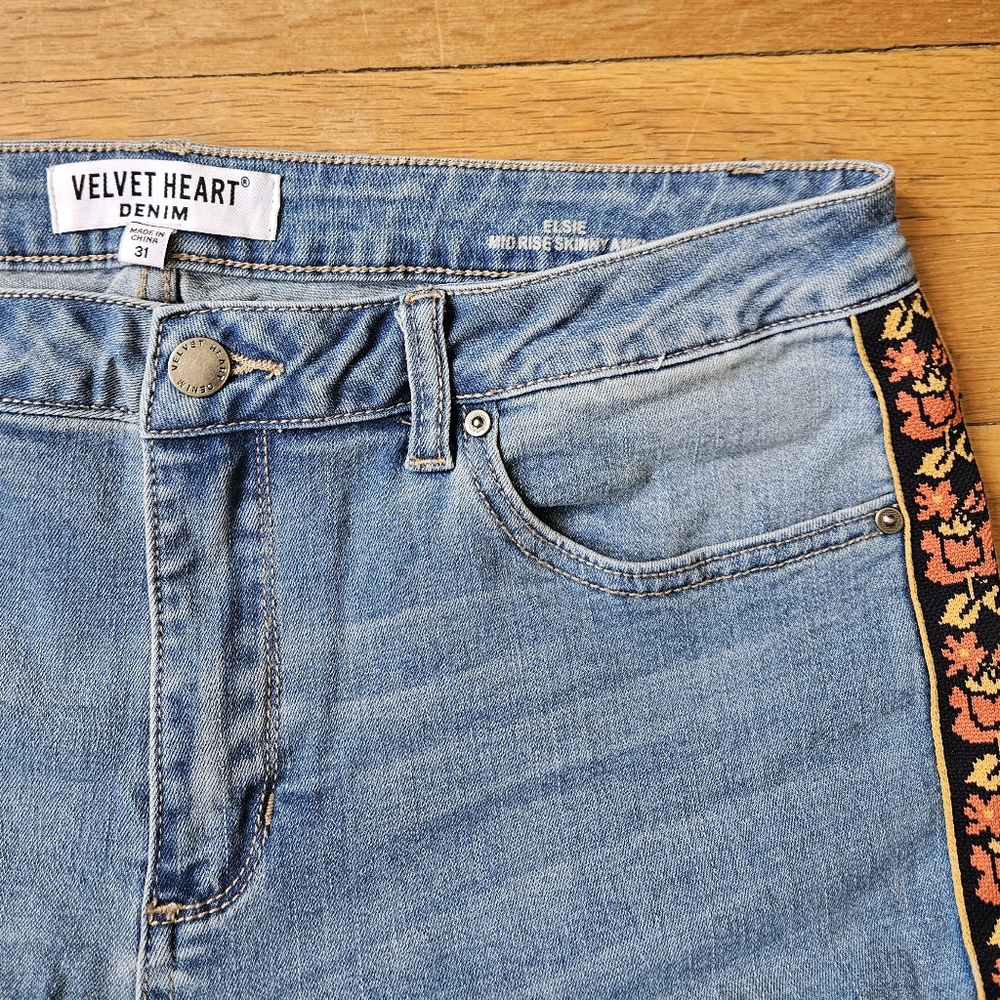 Women's Velvet Heart Premium Denim jeans. Elsie mid rise skinny ankle. Size 31.